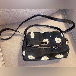 Kate Spade crossbody. With daisies and bees. EUC. No damage to strap or fabric.